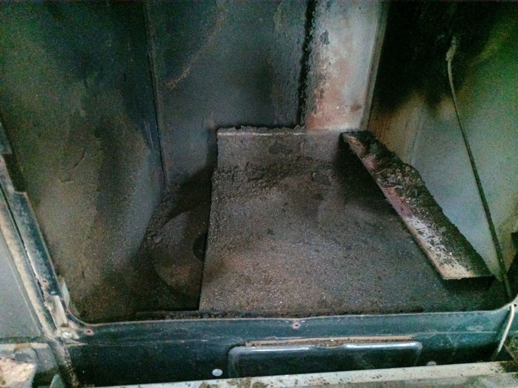 Démontage du four pour voir derrière (en particulier le ventilateur)