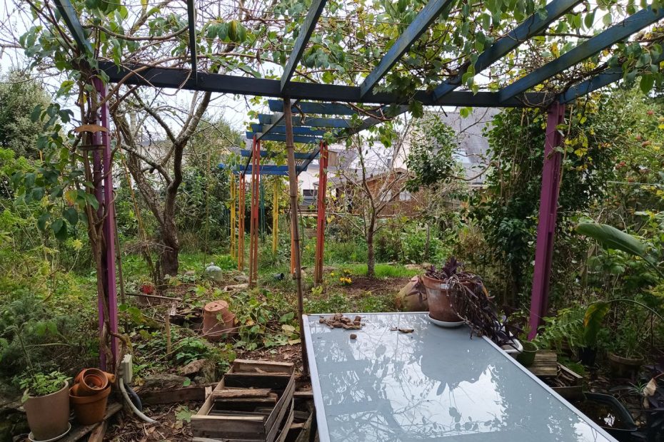 La terrasse en cours de démontage, et le jardin plus propre