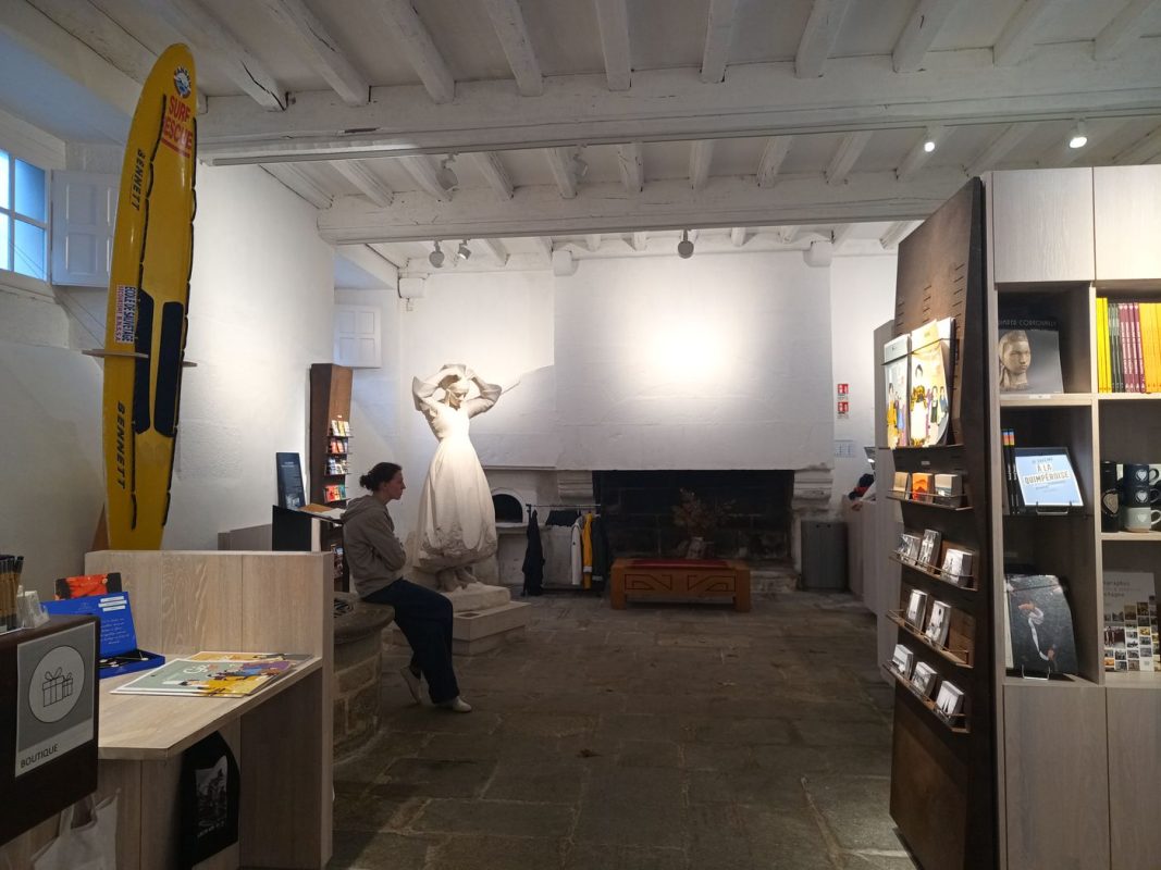 L'entrée, ancienne cuisine avec le four et le puits