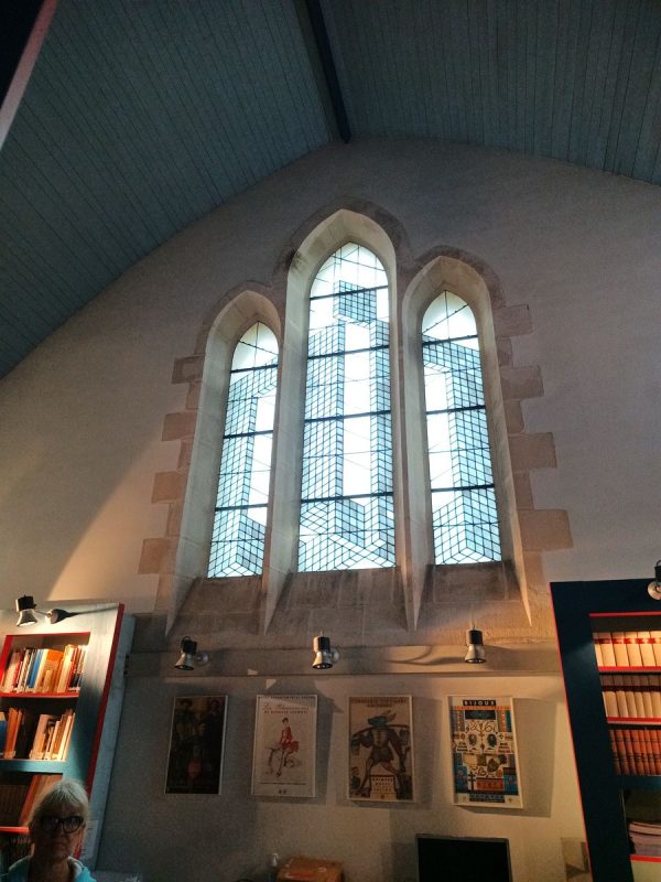 Vitrail moderne de la chapelle de l'ancien Palais épiscopal (actuel bibliothèque)