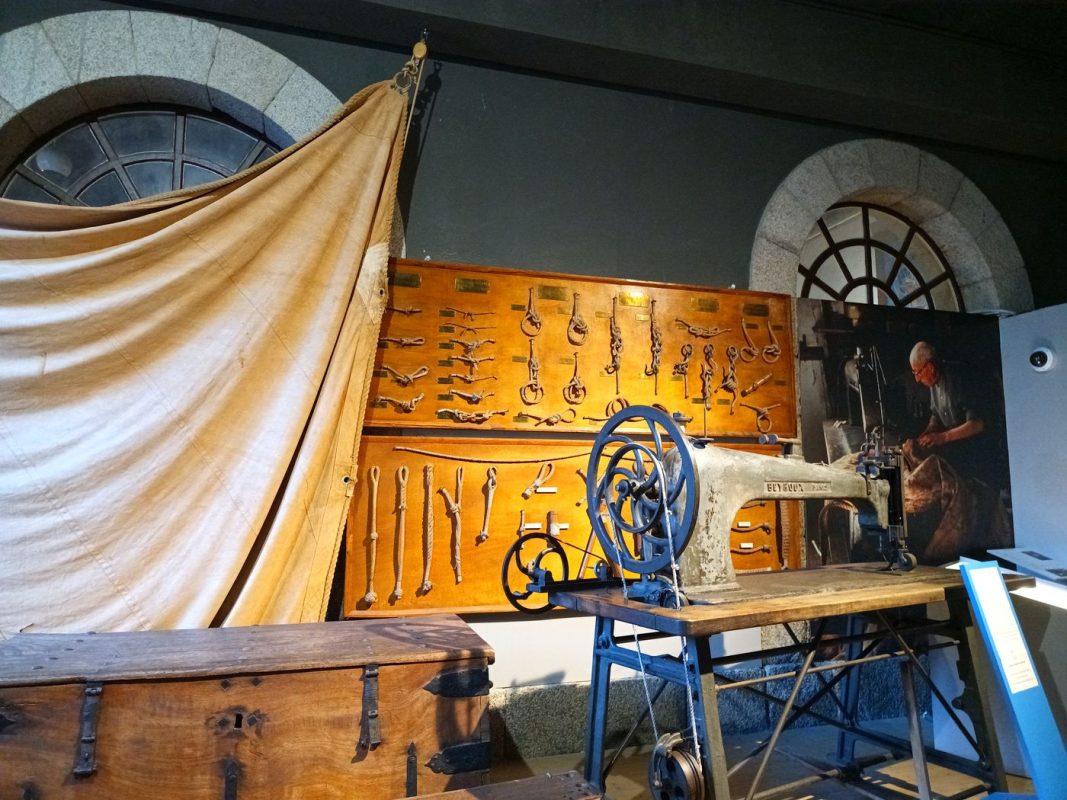 Machine à coudre pour les voiles