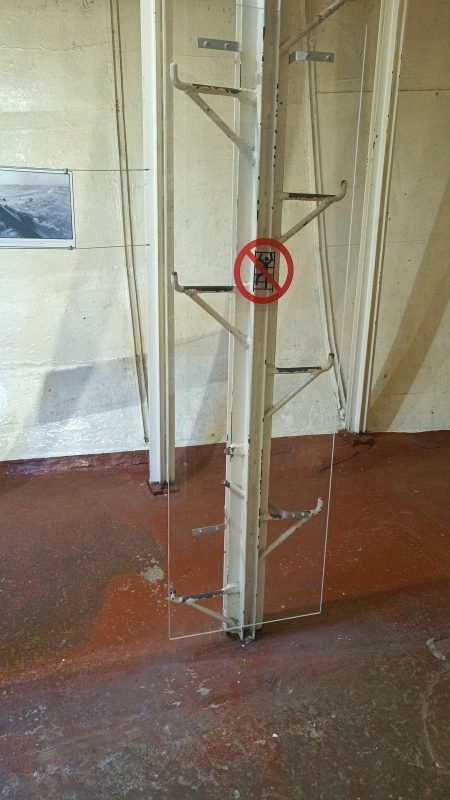 Les échelles de la calle au poisson protégé depuis une chute où je suis intervenu pour couper la marche qui manque