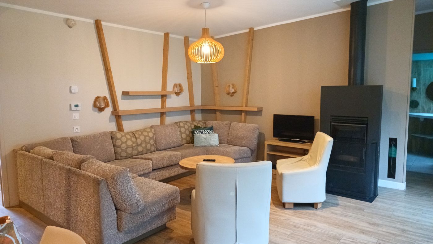 Le coin salon avec un poêle
