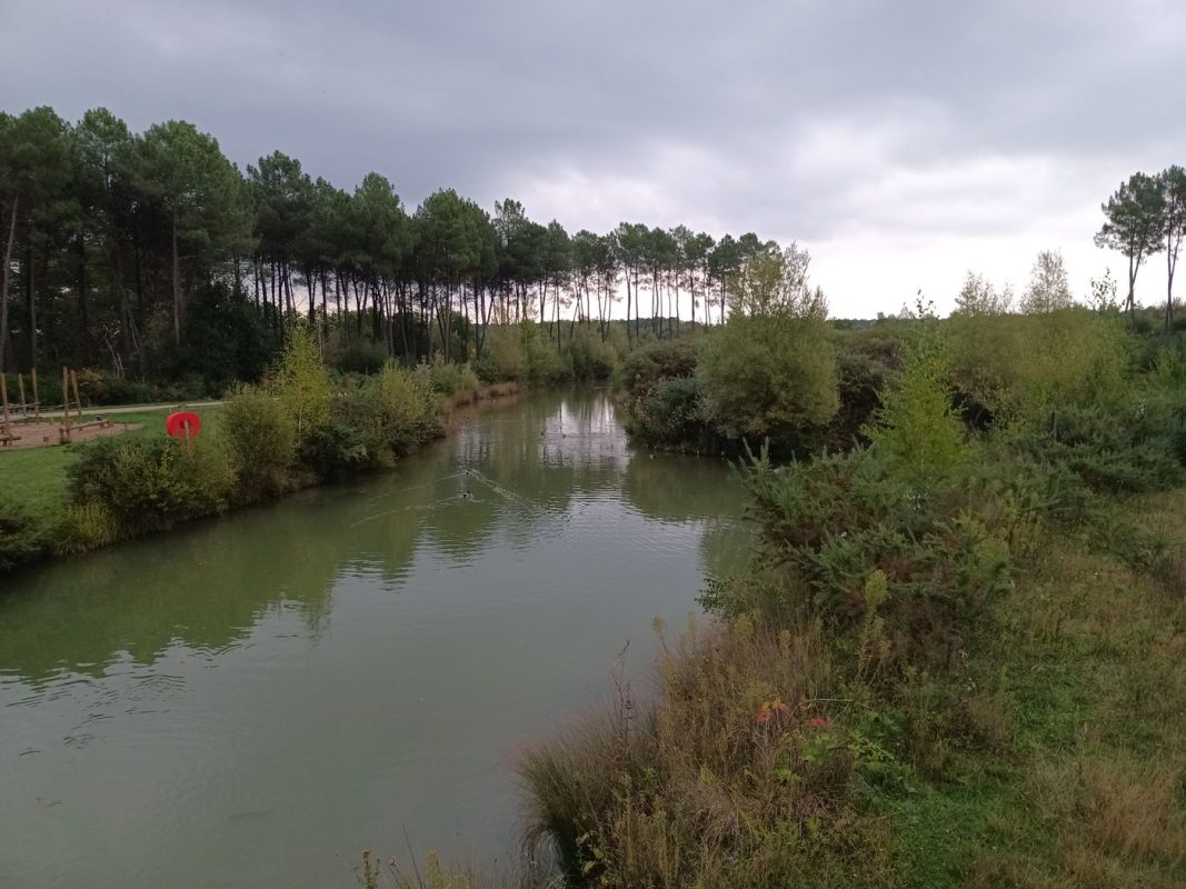 Le canal qui mène au plan d'eau