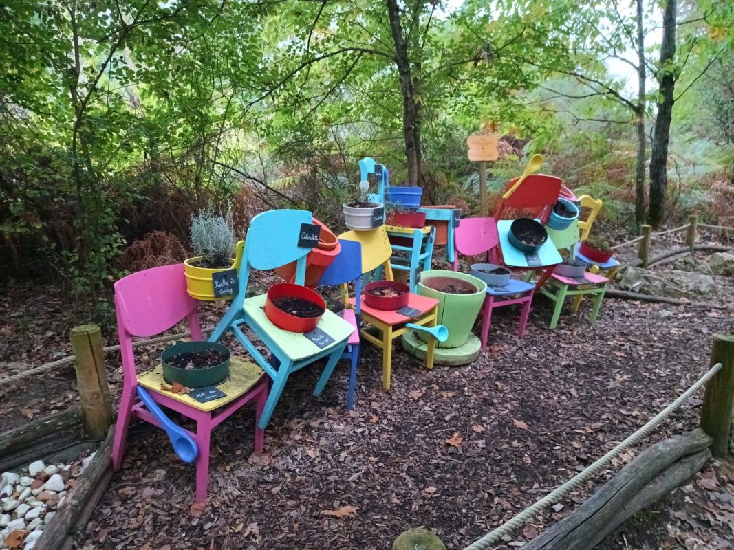 Chaises multicolores au milieux des couleurs d'automne