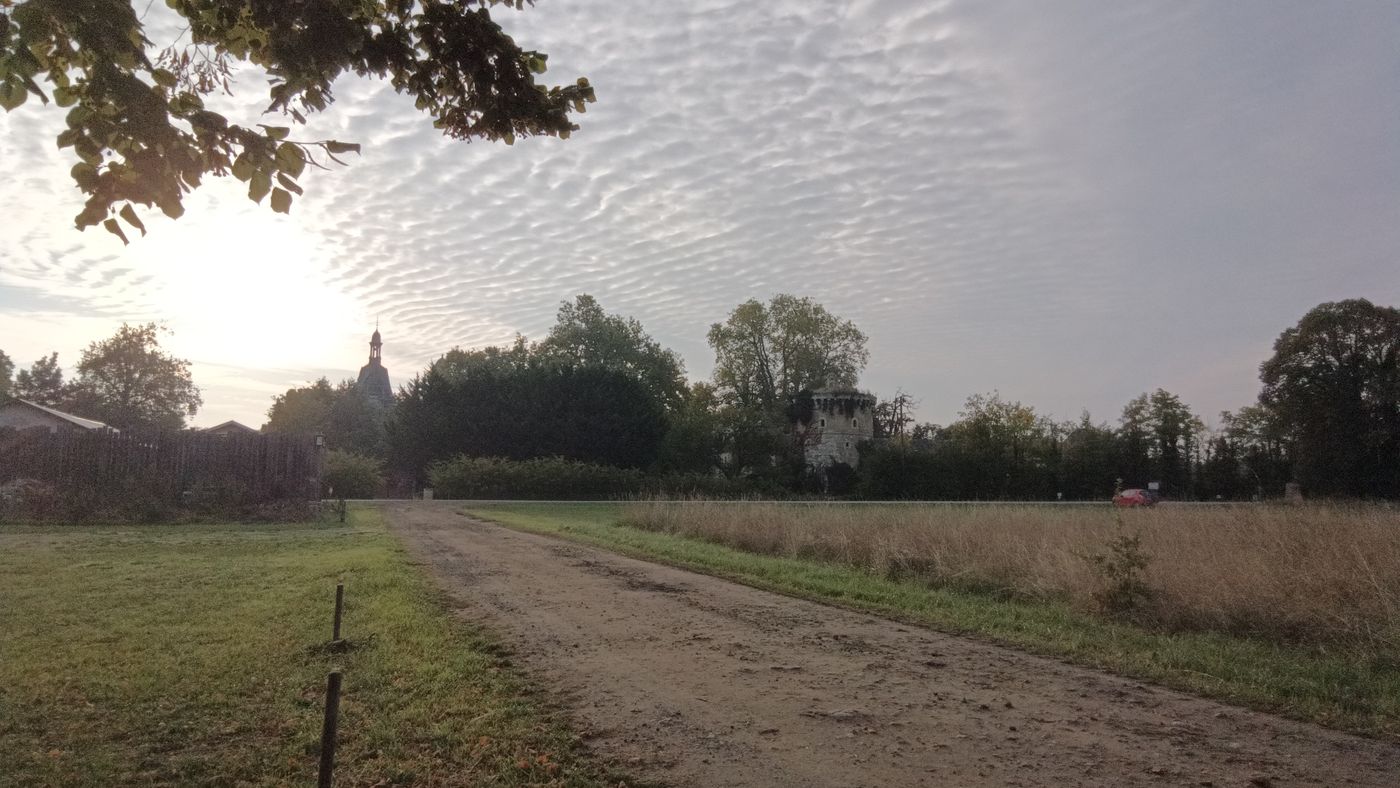 Sortie du parc : un châteaux au bout du champs