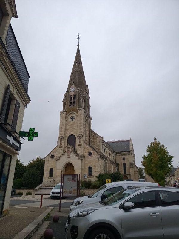 L'église de la ville de Les Trois-Moutiers