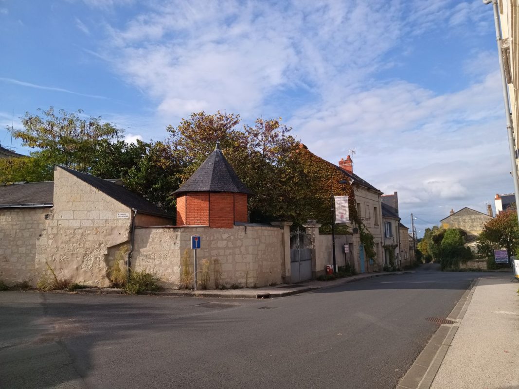Contraste avec cette tours en briques