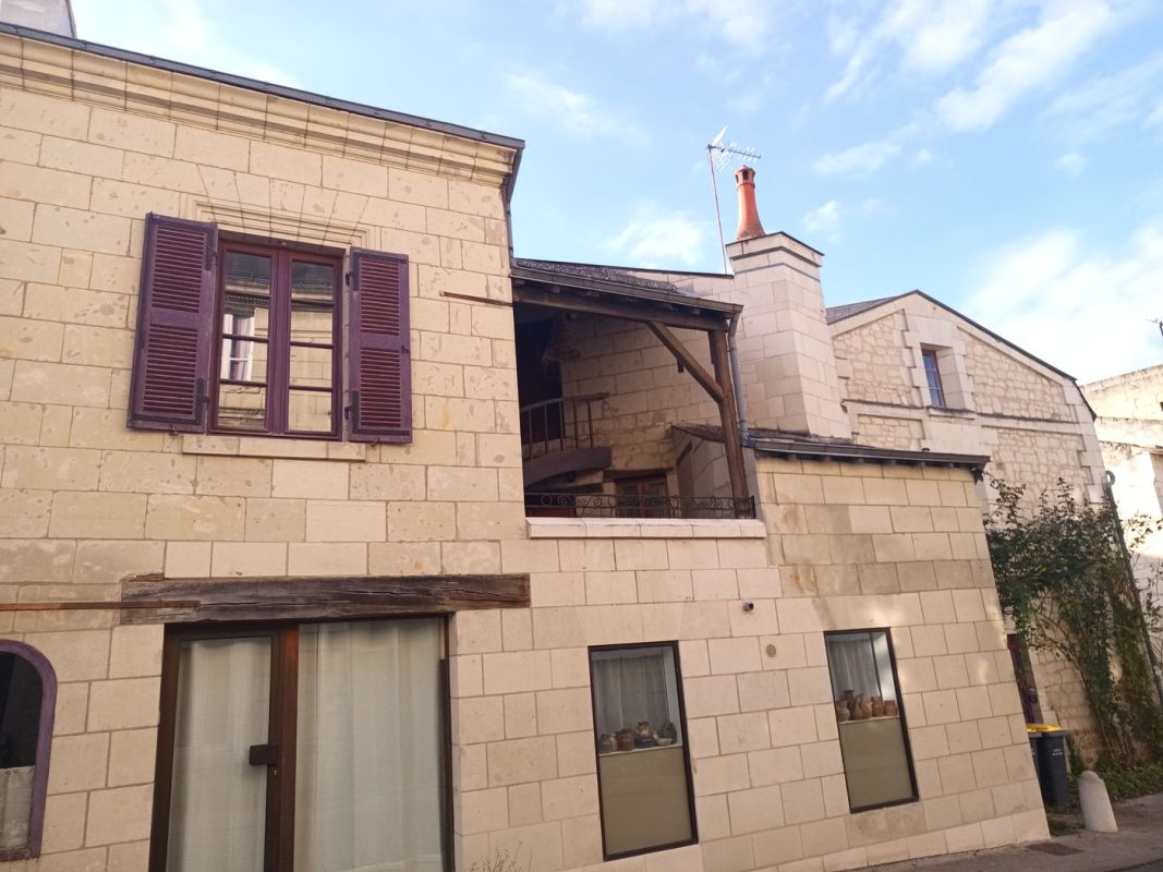 Un balcon intégré entre les maisons