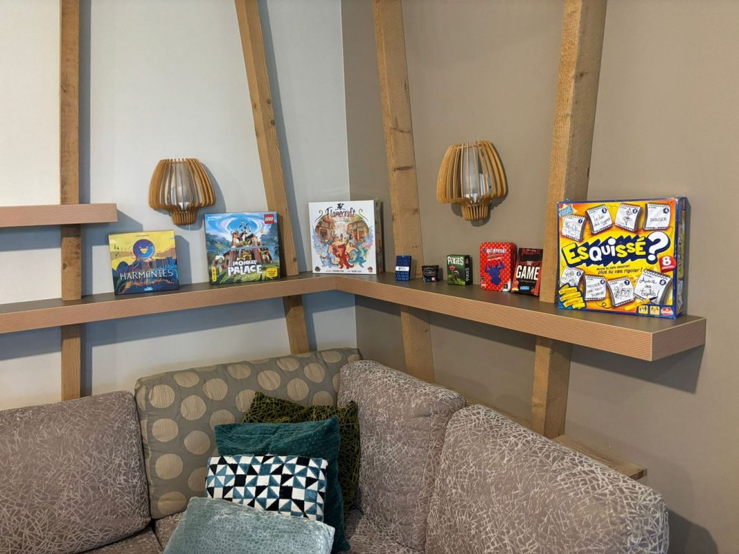 Certain décore avec des bouteille d'alcool, moi c'est avec des jeux de sociétés