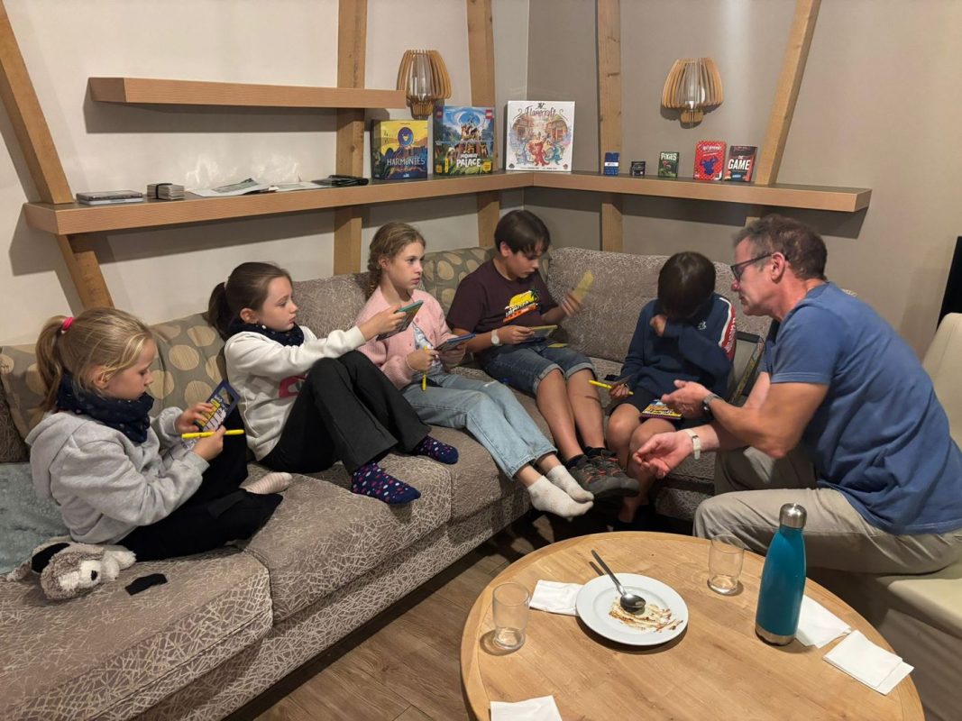 Je rejoins les jeune pour une partie de Esquissé