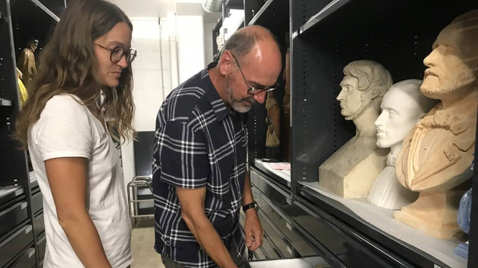 Le conservateur devant des statues (photo archive)