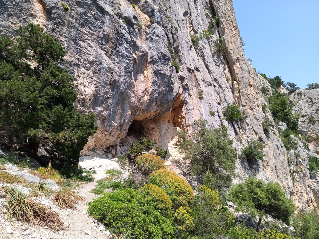 Petite pause à une grotte après une sacré monté dans les cailloux