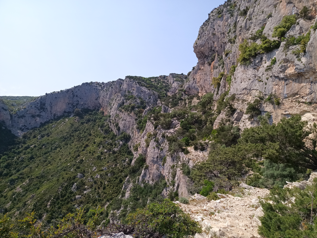 Là ce vas moins monter un moment, on 'devine' ou peut passer le chemin pour arriver sur le plateau