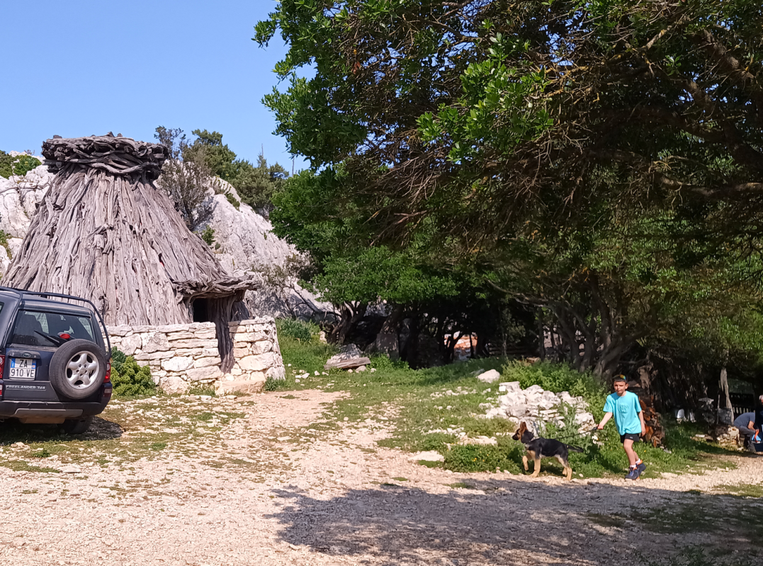 Les huttes avec des gens qui font la fête plus loin