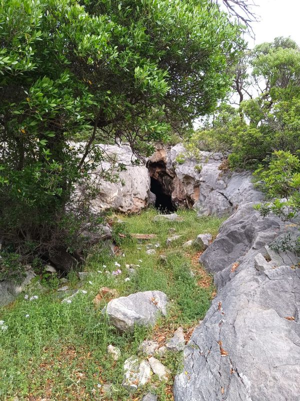 Après avoir un chercher, je trouve l'entrés d'une grotte