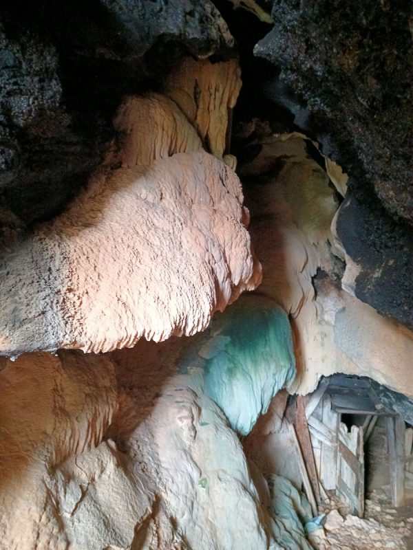 Les formations rocheuses dans la grotte