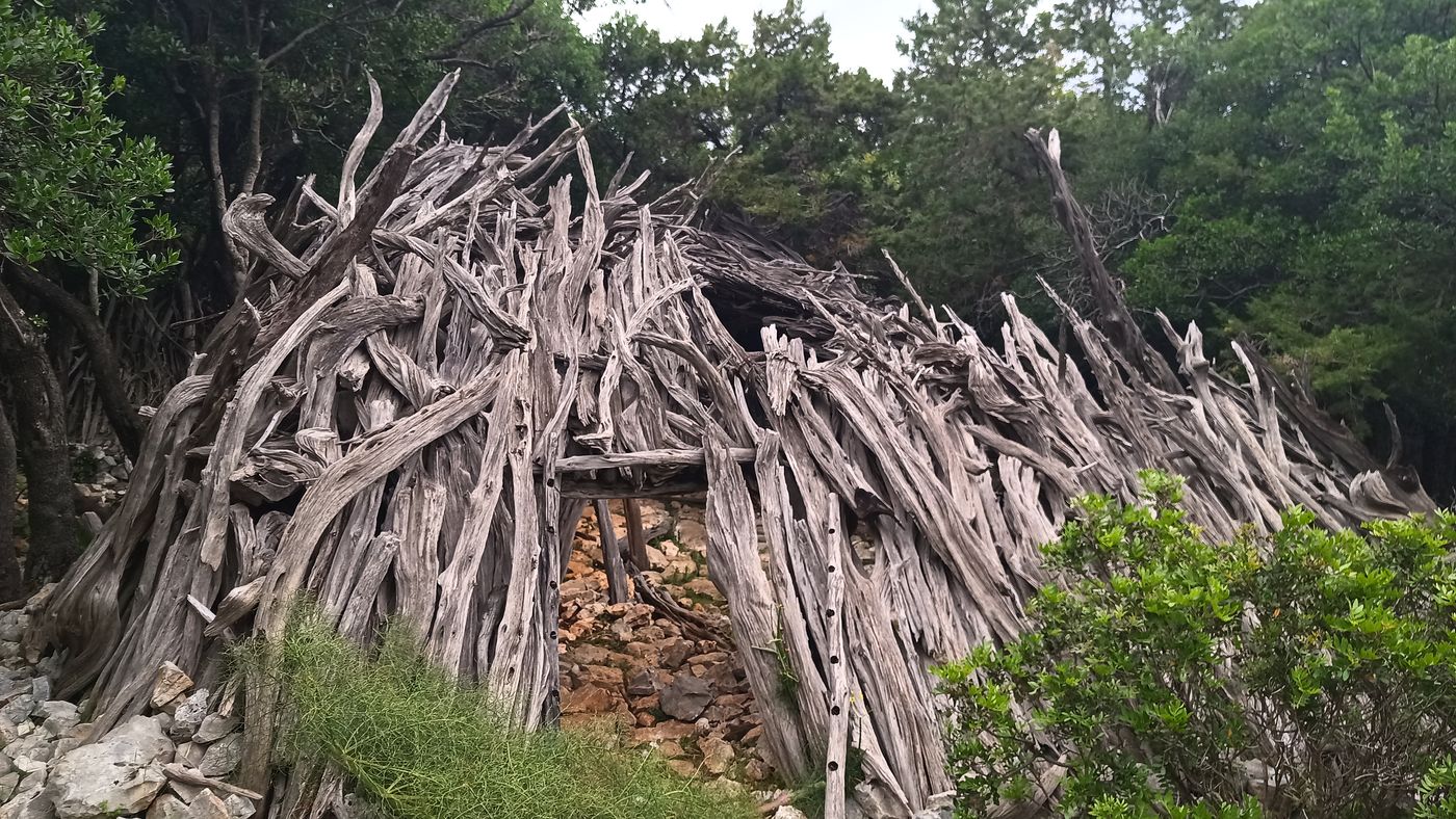 Entrés de la Cuile Fanos Trainos, avec un parc pour le troupeau