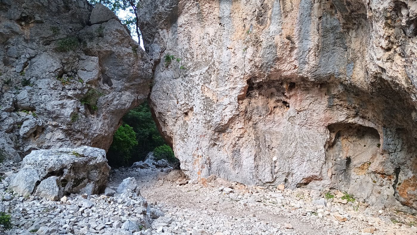 Rigolo passage entre 2 roches !