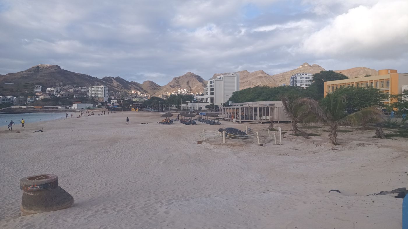La plage complétement au nord de la ville