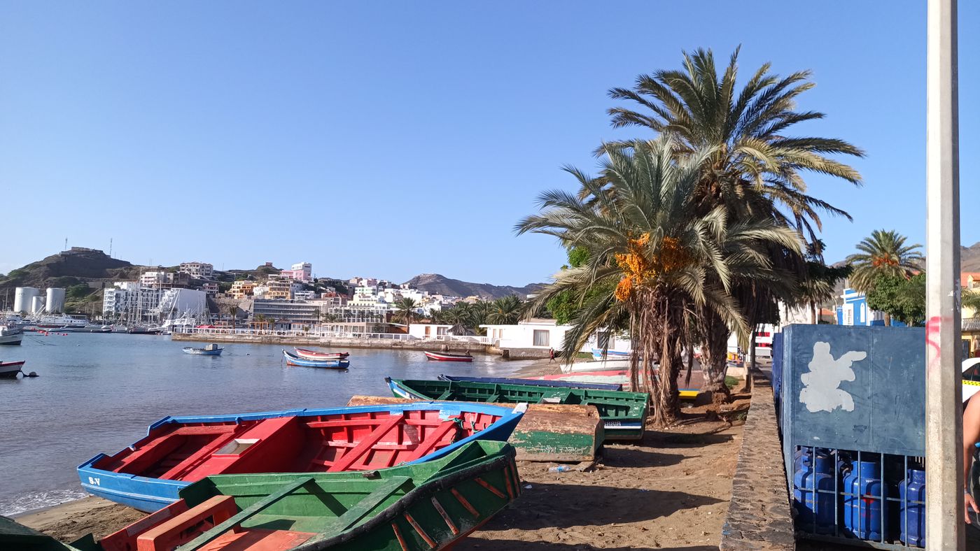 Barque à coté du marché aux poissons