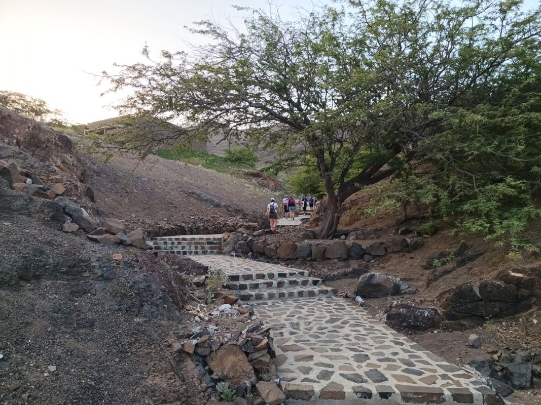 Début du sentier dans une zone en construction de logement touristique