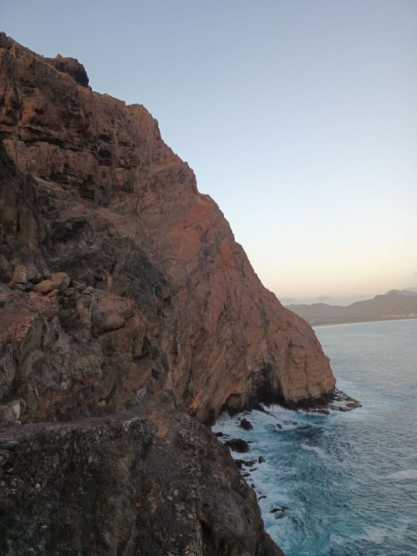 La falaise et le sentier à flancs