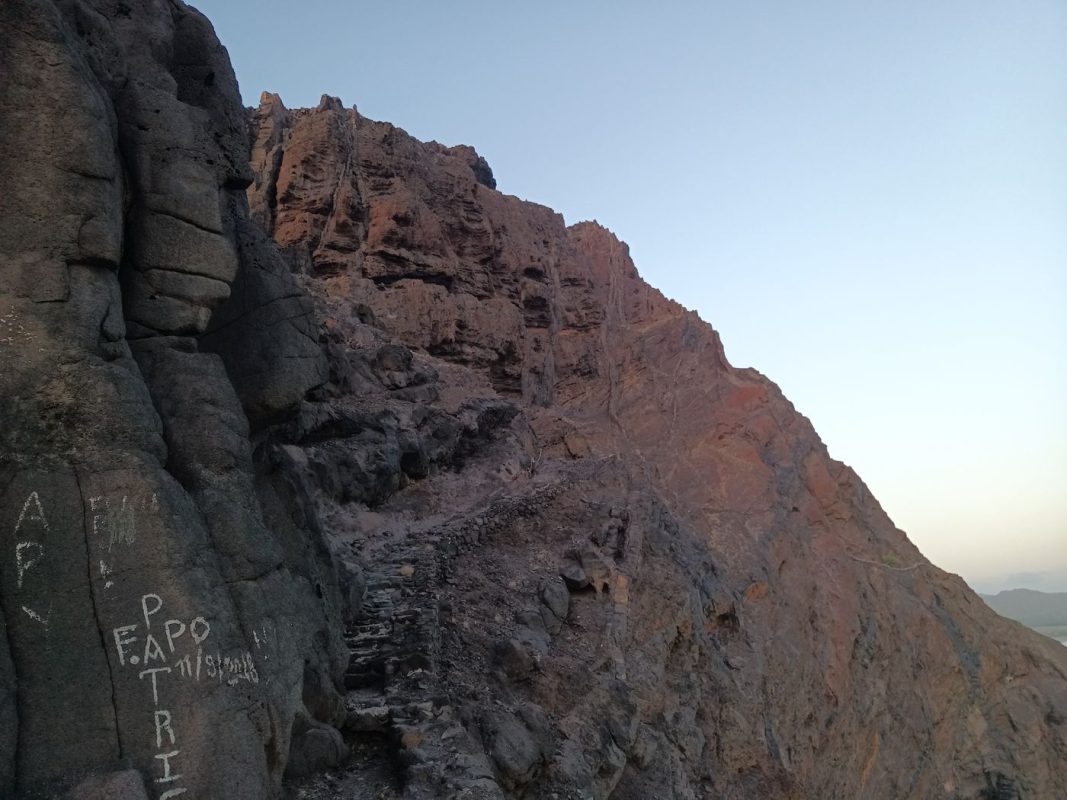 Les strates de laves replié par la tectonique