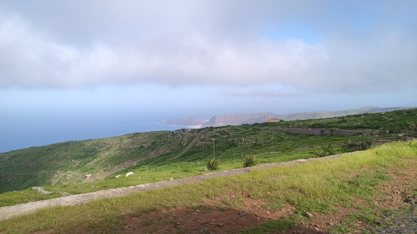 Parfois les nuages montent un peu et on voit par dessous.