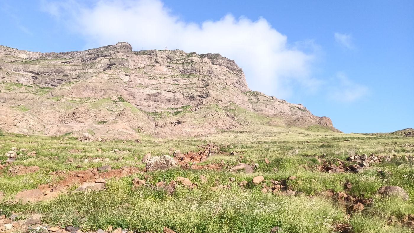 On contourne cette falaise par l'Est