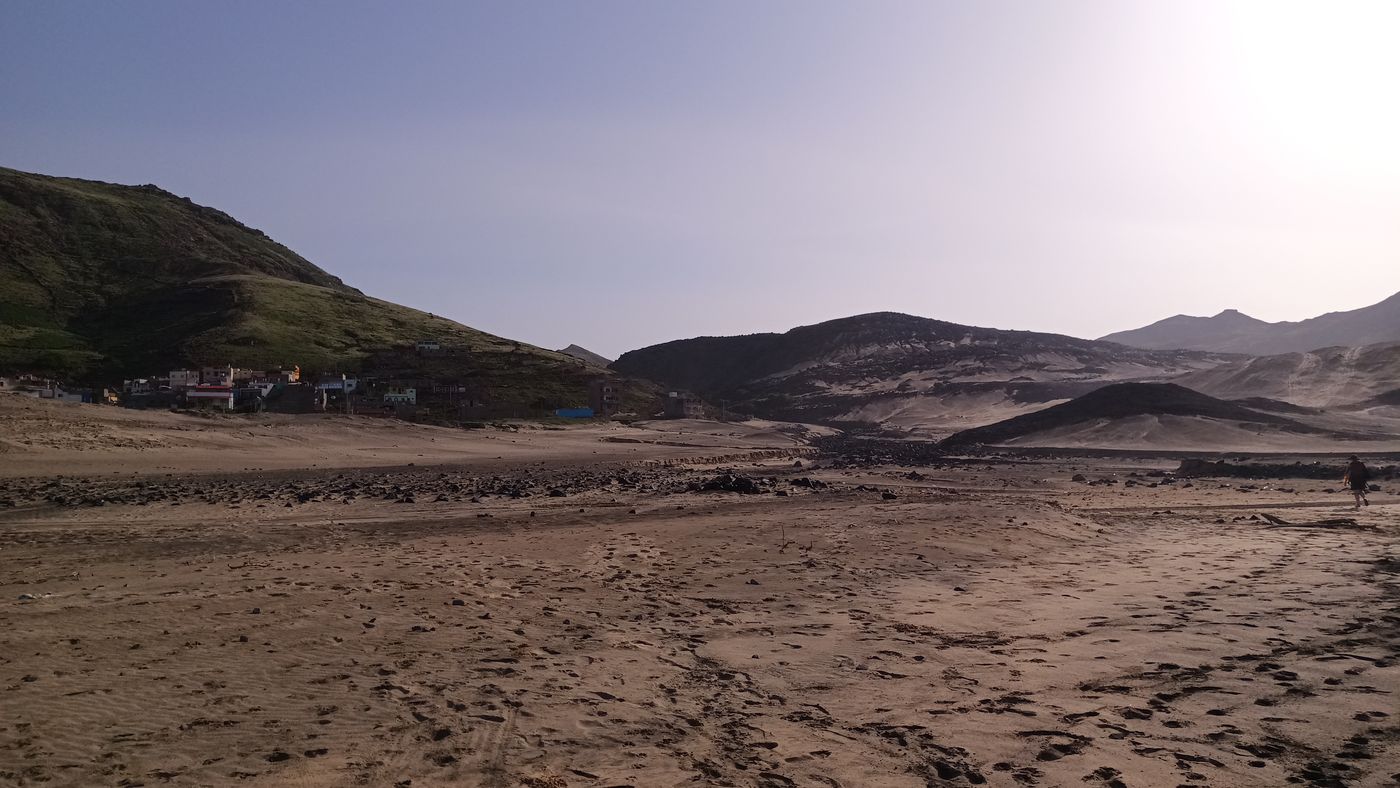 Grande plage de dunes et de veines de coulée de pluies