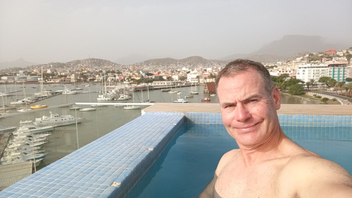 Petit bain dans la piscine sur le toit