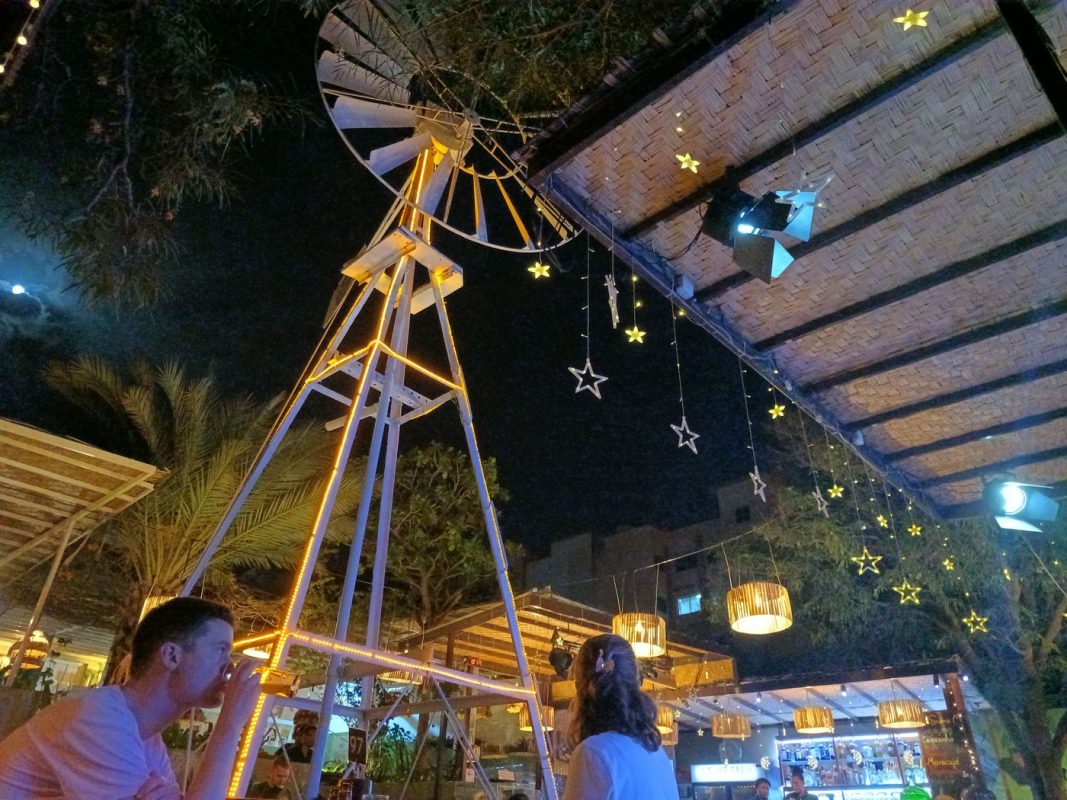 Original cette grande éolienne-déco au milieux de bar !