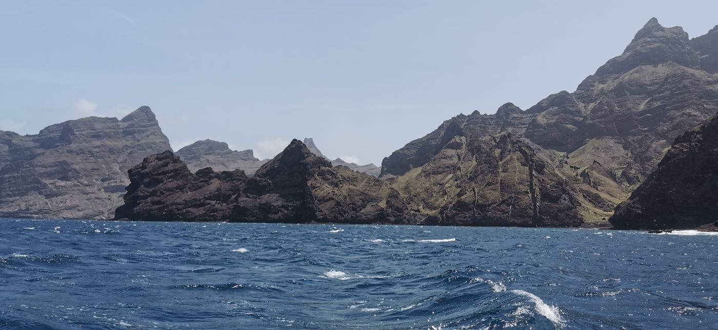 Contraste de roche volcanique noir