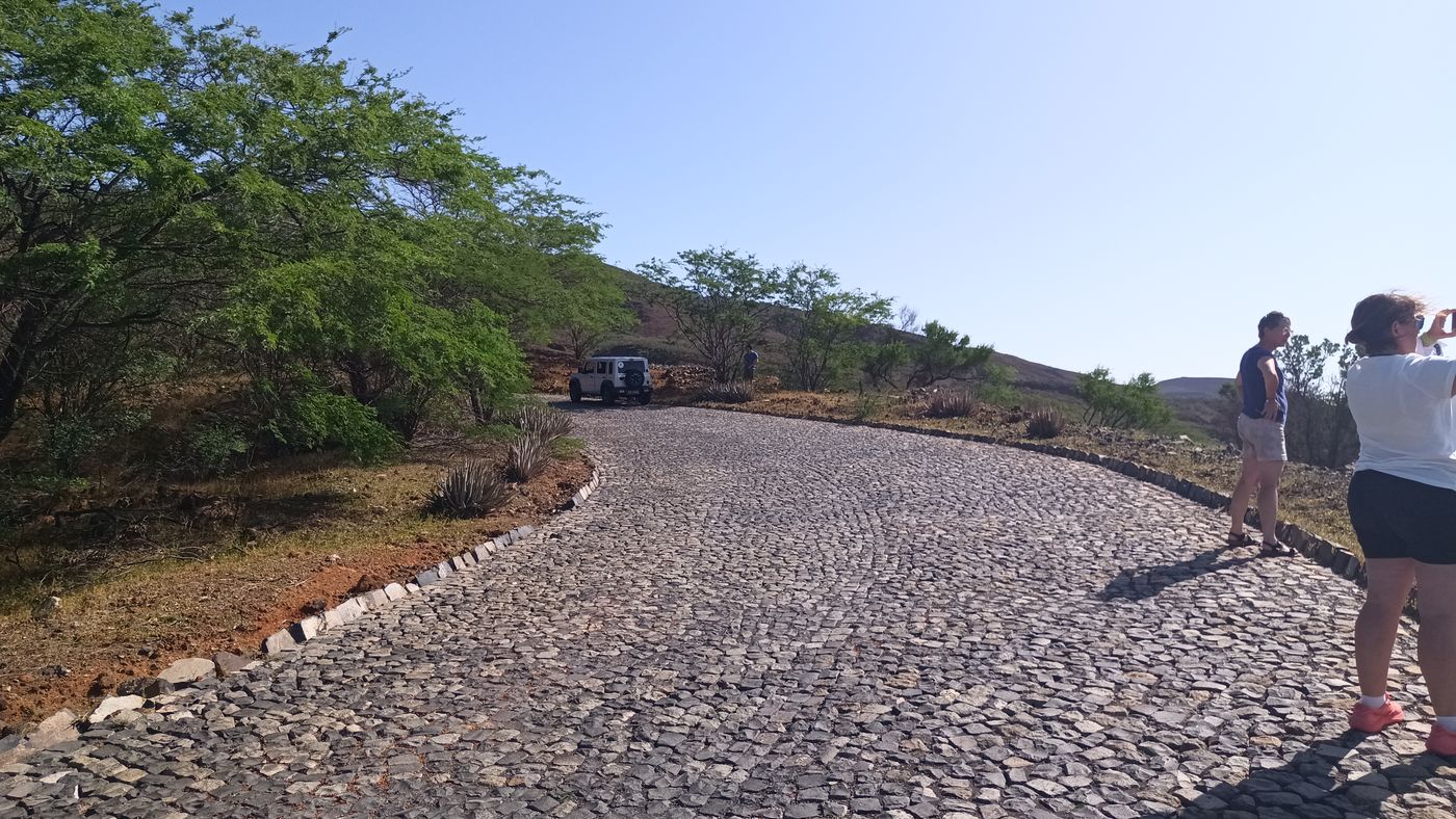 Et la route est incroyable, toute pavée à la main.