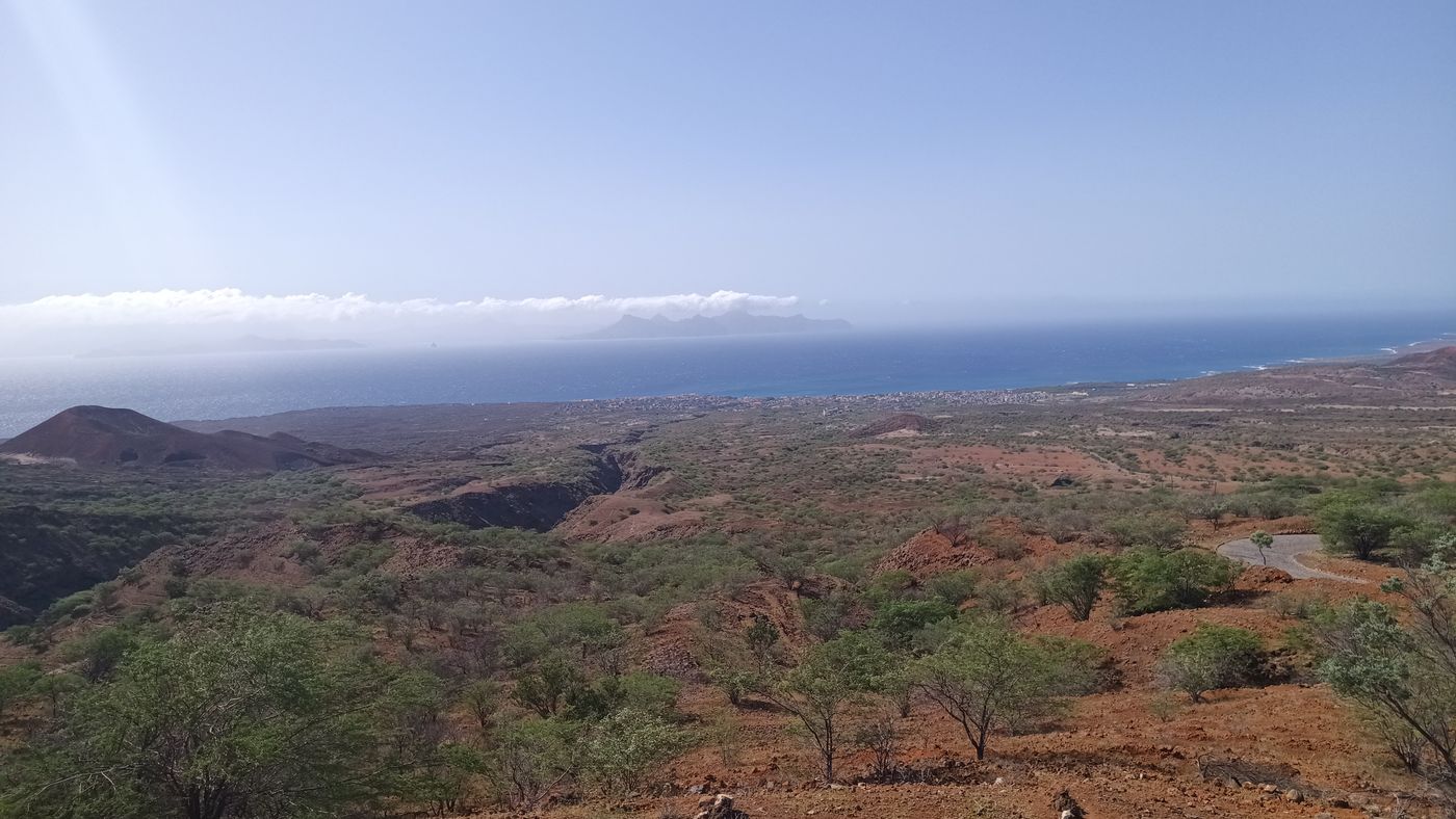 C'est bien volcanique, avec cette faille / canyon. On voit l'autre île dans les nuages