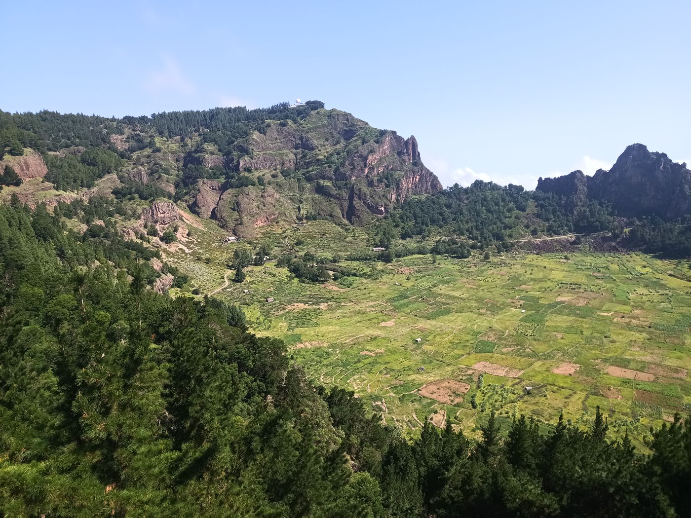 Le cratère bordé d'arbre résineux, surprenant sous les tropiques