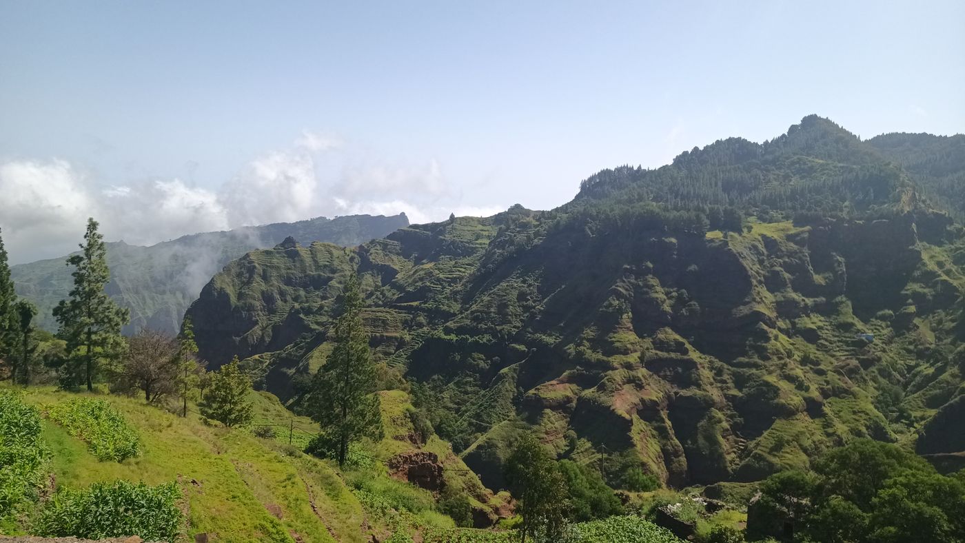 Ca donne envie de partir randonnée tout ce relief et cette végétation
