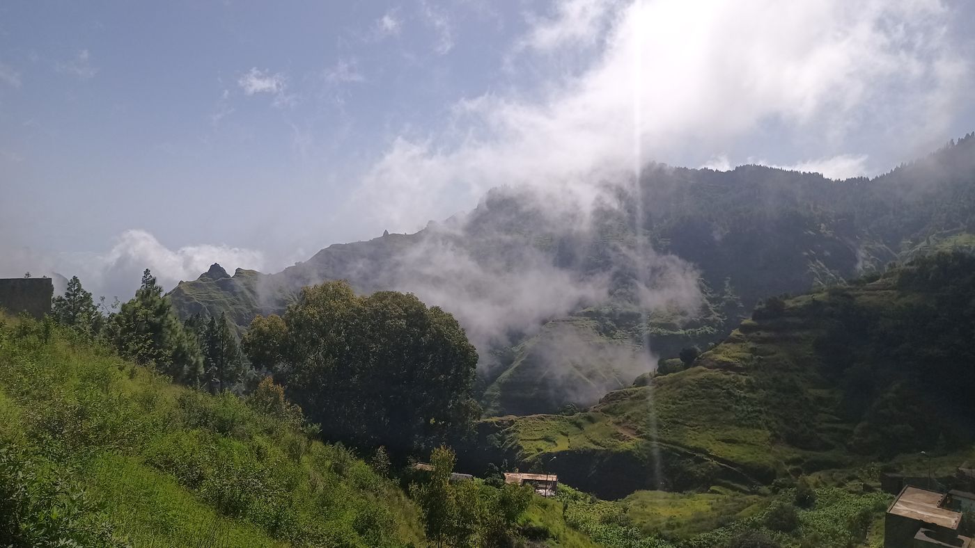 Plus loin, on arrive entre les montagne tourmenté, les nuages et les cultures en terrasse qui s'enlacent