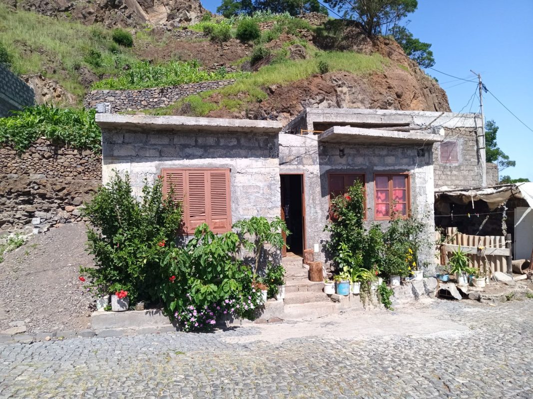 Maison au bord de la route en pleine montagne