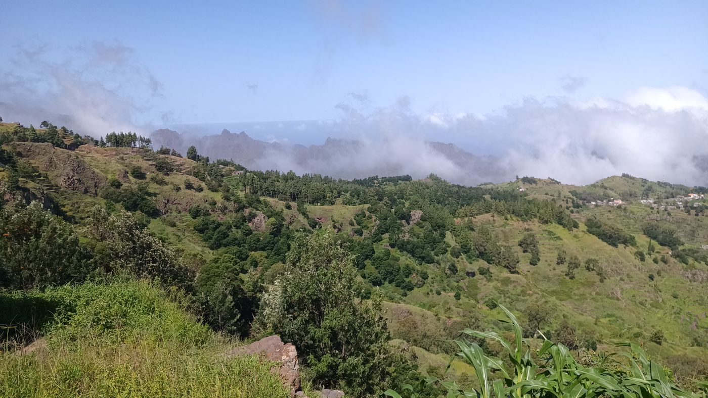 Cultures, arbres, terrasses, crête rocheuses puis Océan : on reste dur une île !