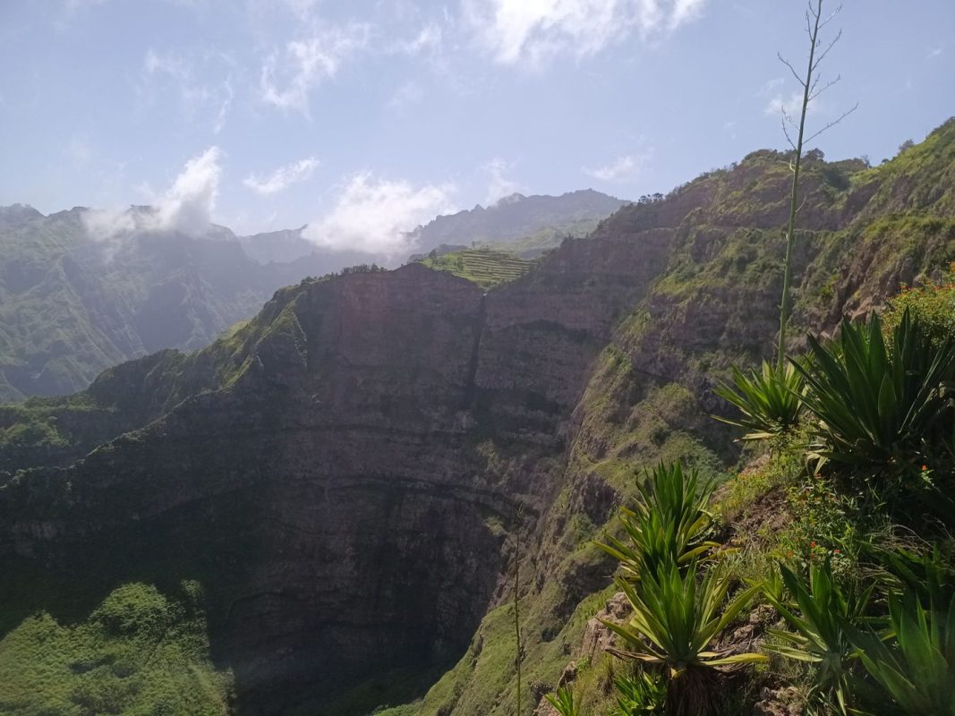 D'un coté, un cirque en arc de cercle avec une cascade