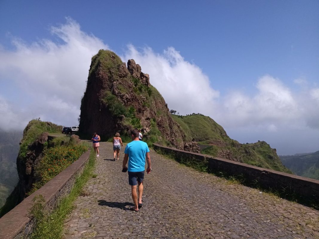 Nouvelle arrêt sur une crête entre 2 ravins
