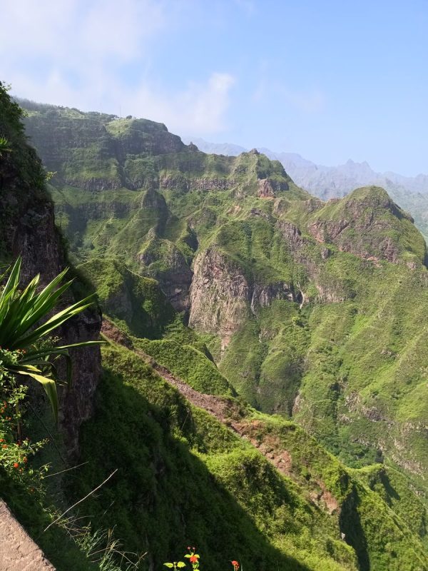 De l'autre coté, encore un relief bien abrupte mais tout en arrondi couvert de verdure.
