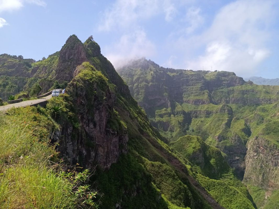 La route passe sur le pic puis redescend encore vers la mer.