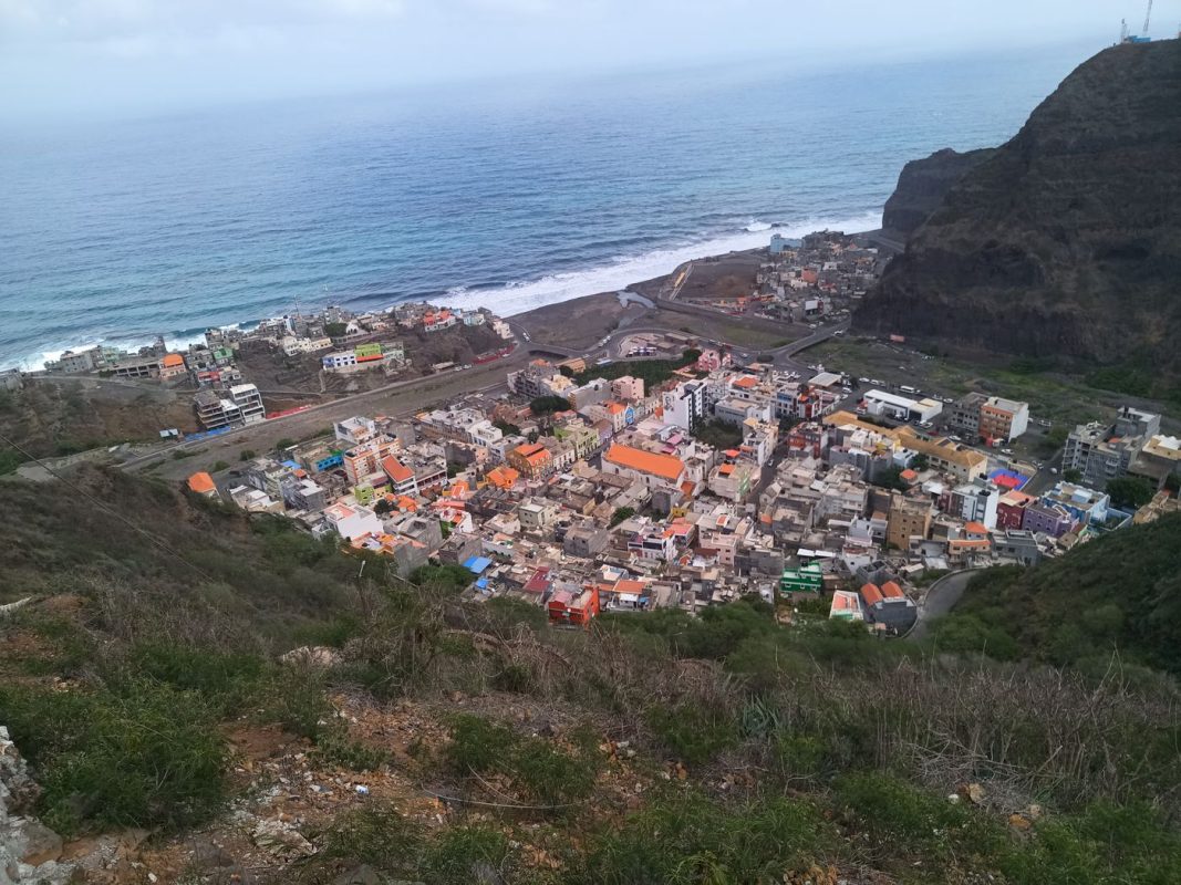 La petite ville de Ribeira Grande en bas