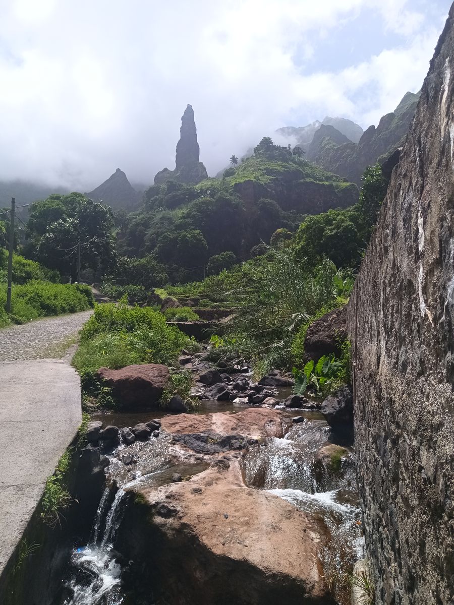 Surprenant cette aiguilles rocheuse