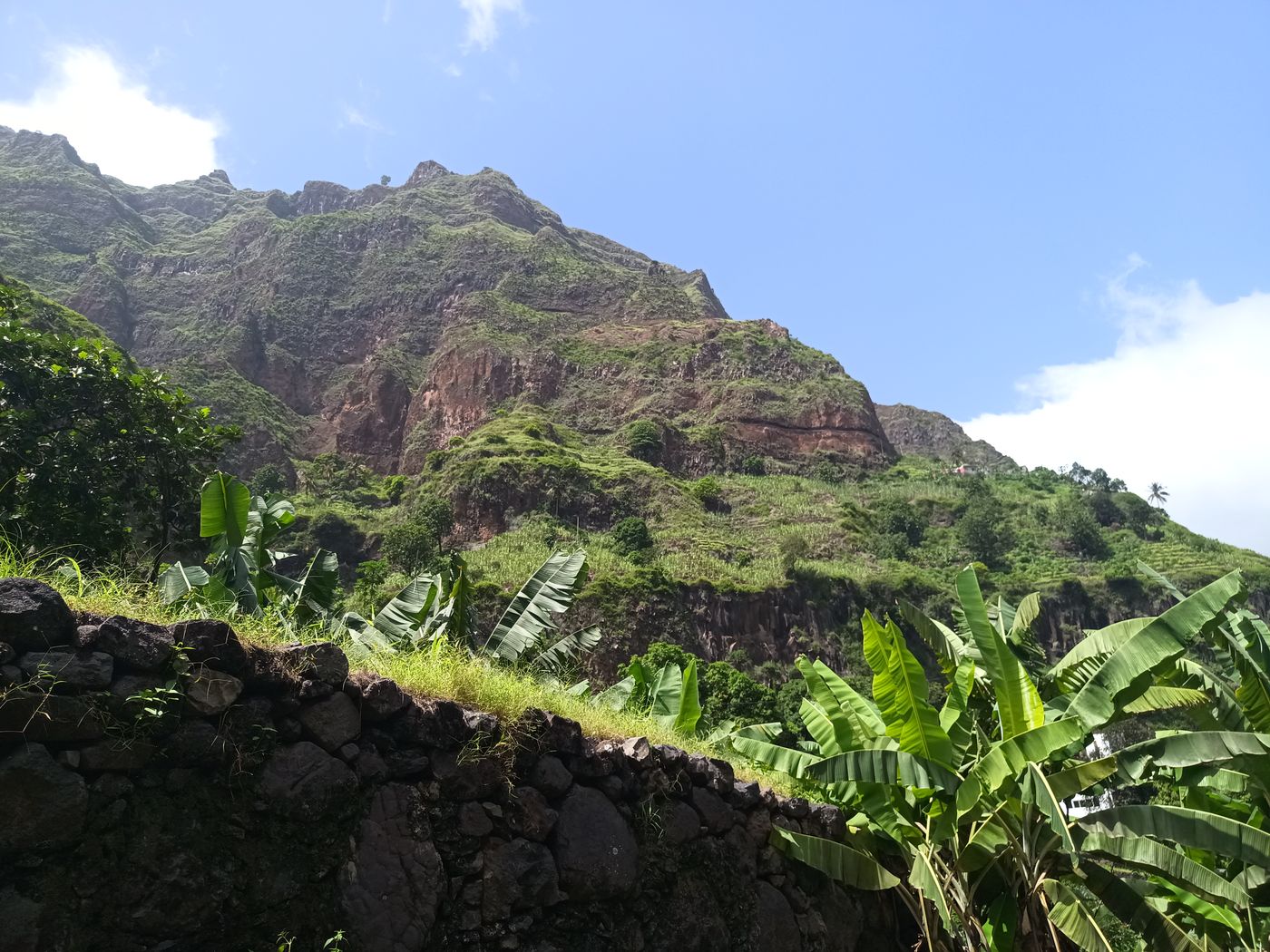 Au loin sur les roches, on devine un sentier le long d'un 'canal' taillé dans la roche