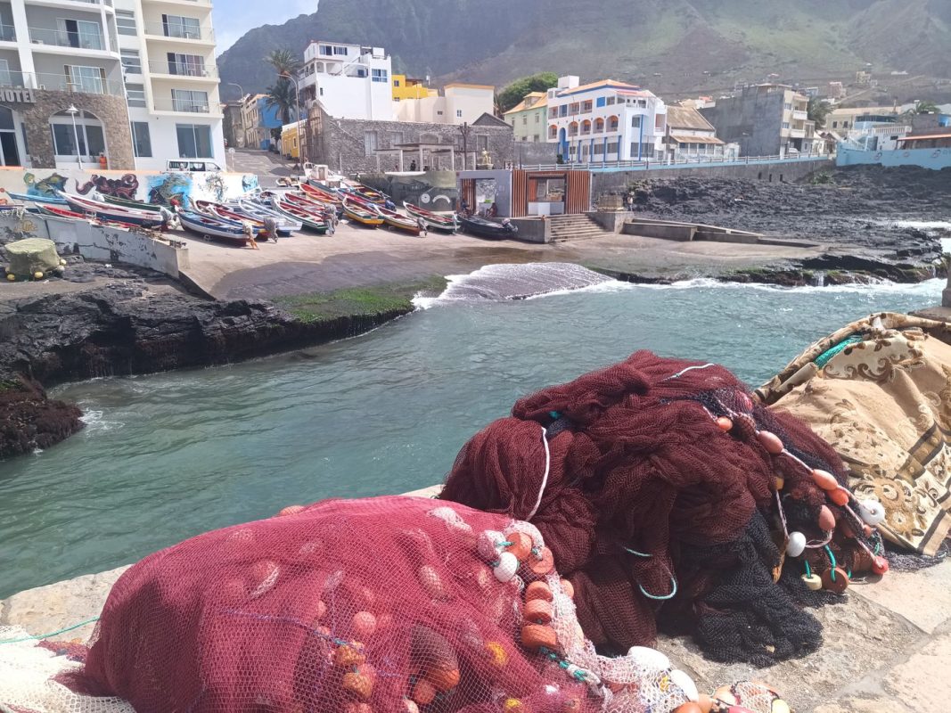 Sur la digue, les filets