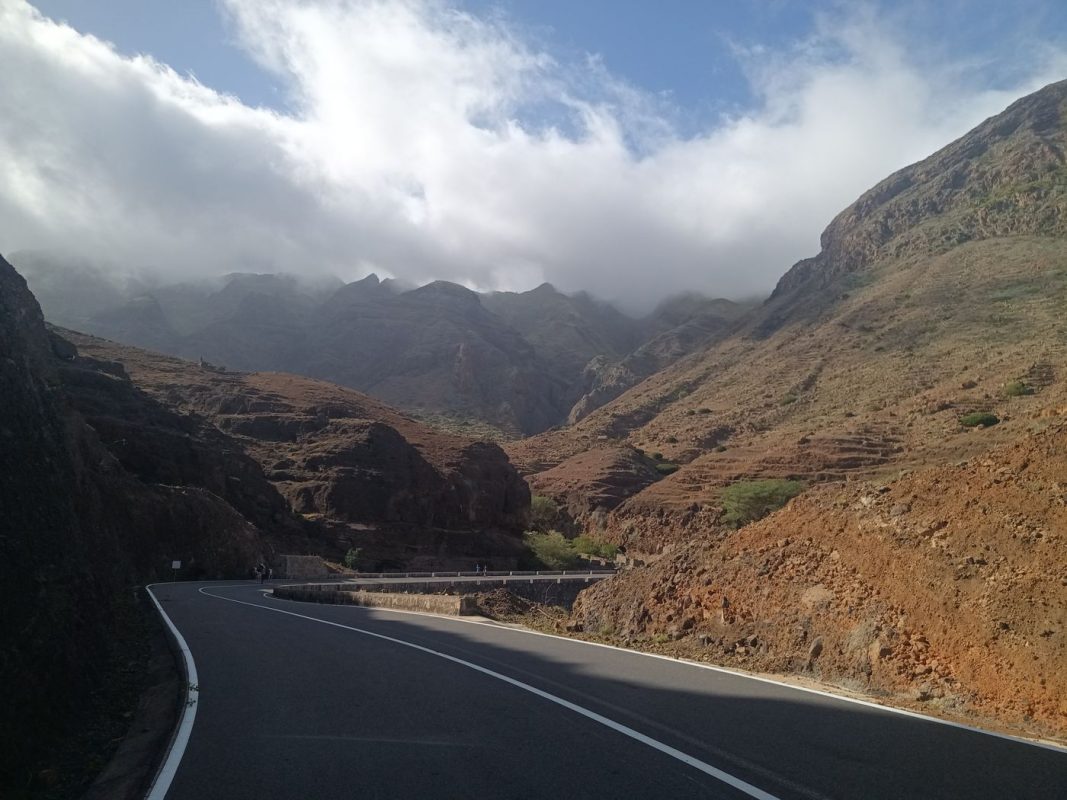 Route sinueuse entre les paysages désertique